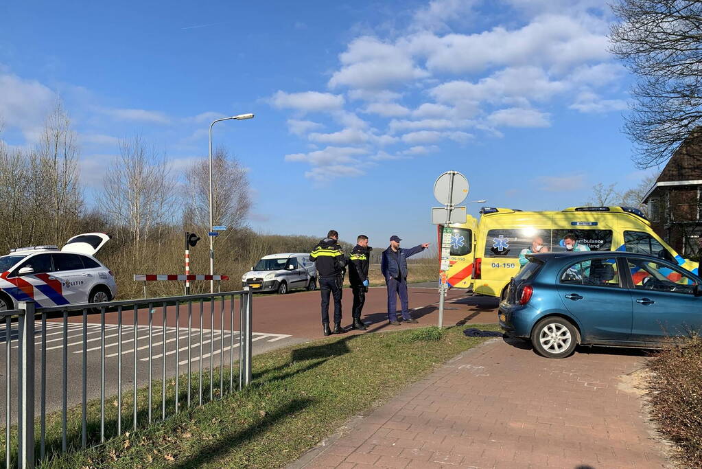Automobilist botst op verkeersbord