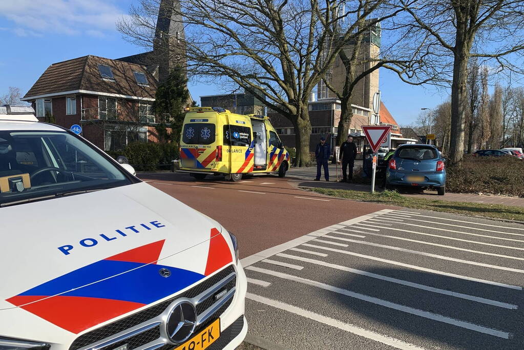 Automobilist botst op verkeersbord