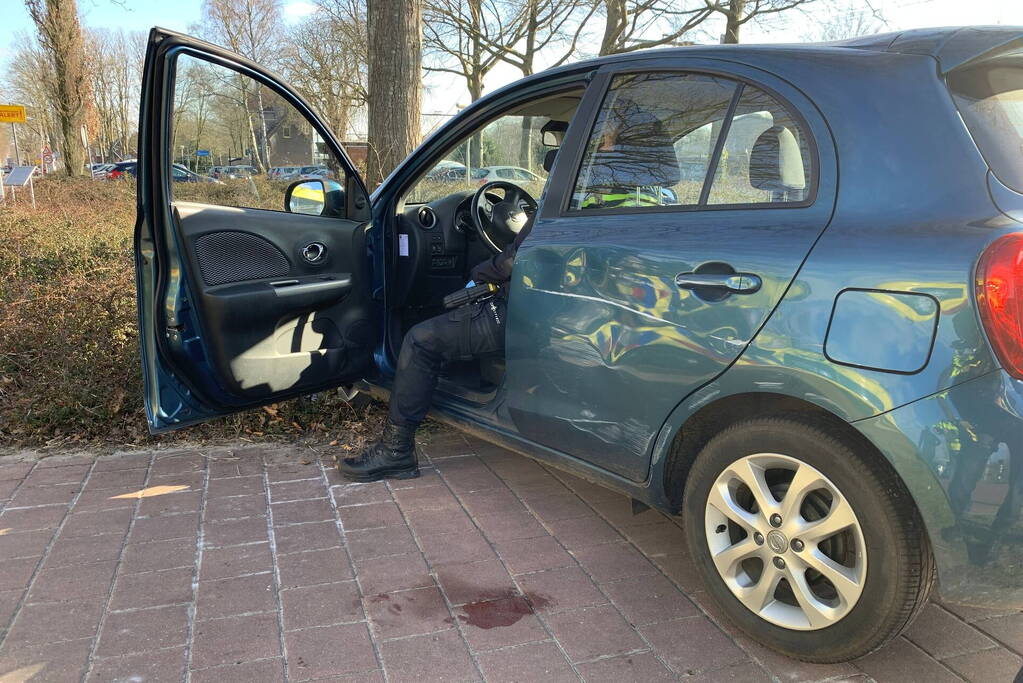 Automobilist botst op verkeersbord