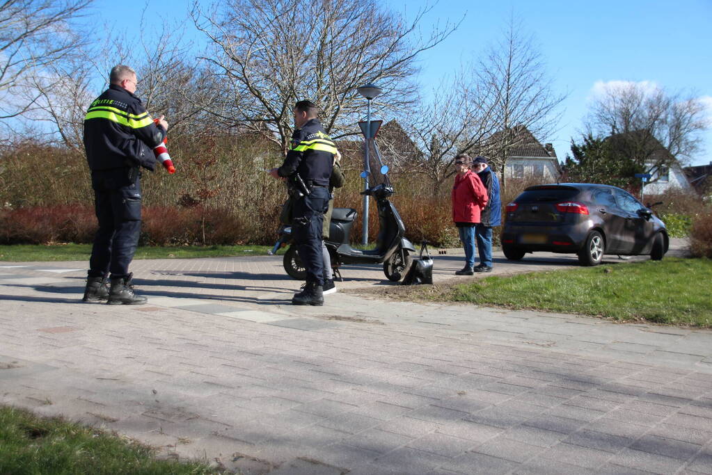 Overstekende automobilist rijdt scooterrijder aan