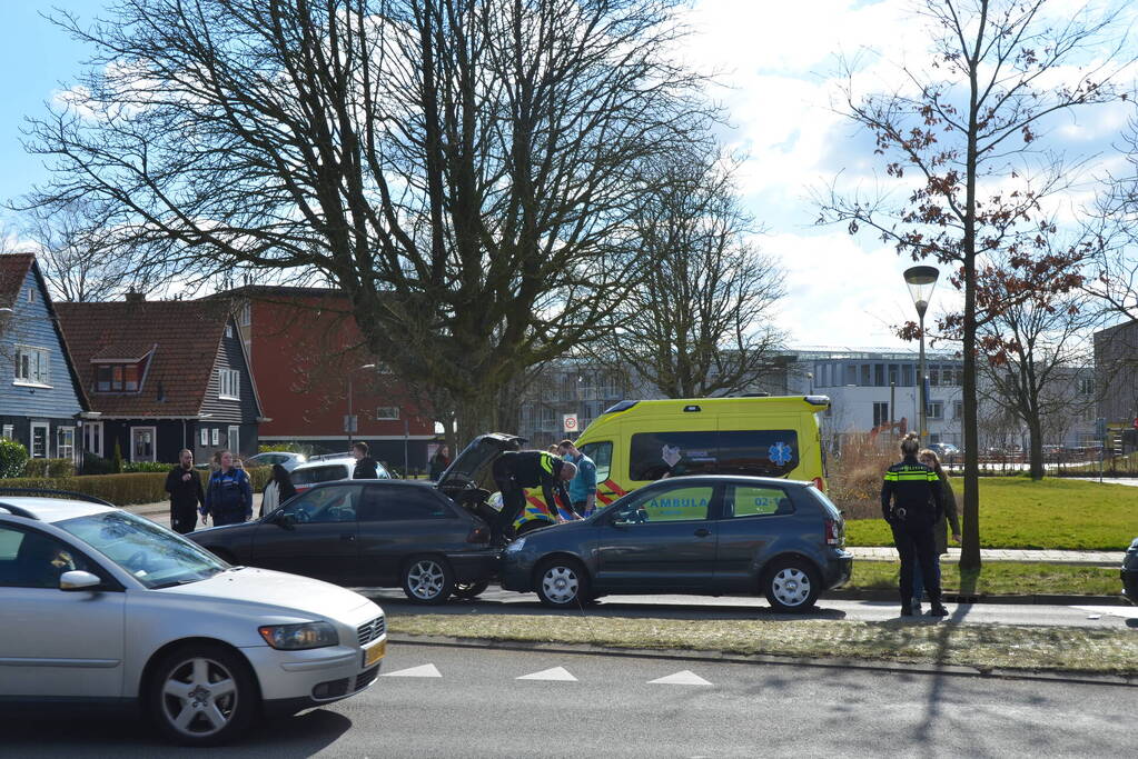 Drie auto's betrokken bij kop-staart botsing