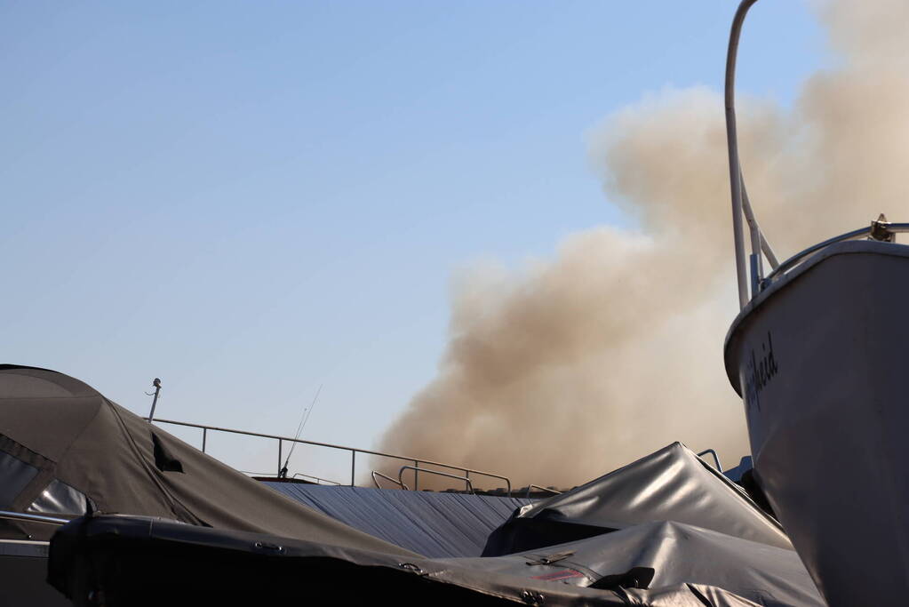 Veel rook bij brand in hoop bouwafval