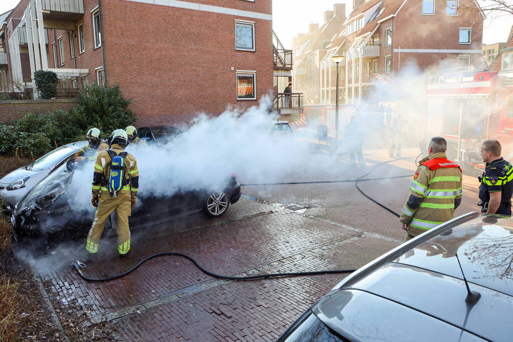 Veel rookontwikkeling bij uitslaande autobrand
