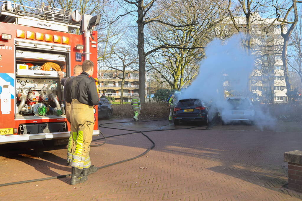 Veel rookontwikkeling bij uitslaande autobrand