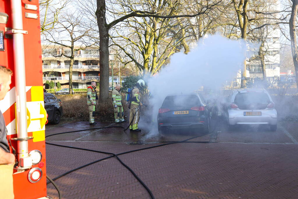 Veel rookontwikkeling bij uitslaande autobrand
