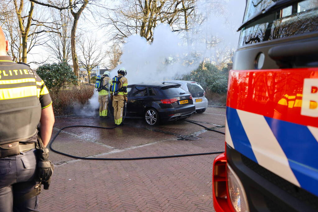 Veel rookontwikkeling bij uitslaande autobrand