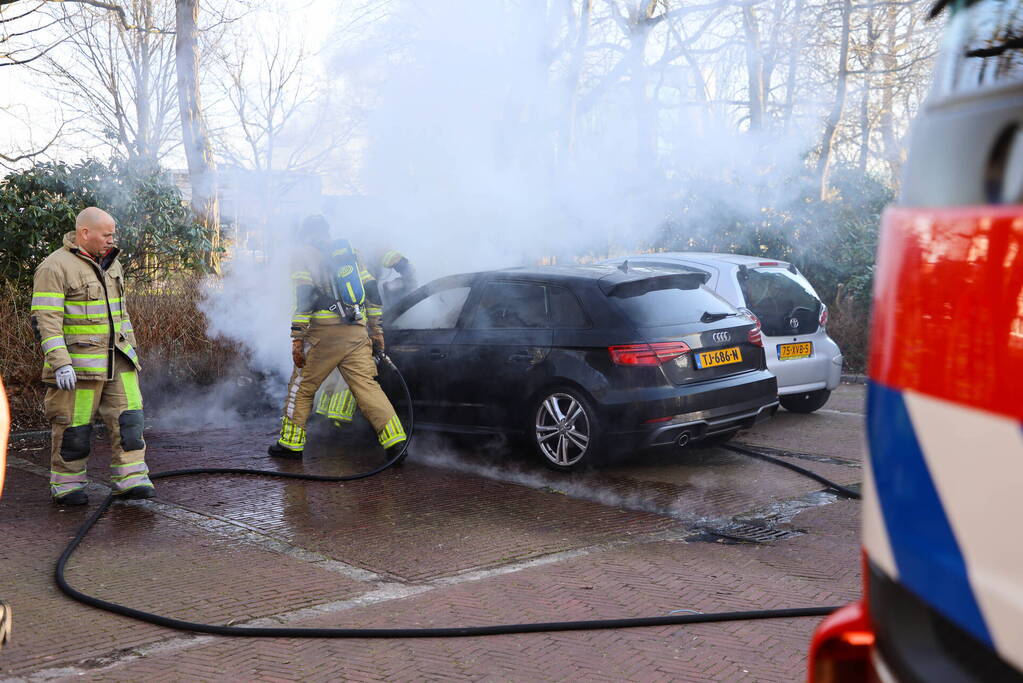 Veel rookontwikkeling bij uitslaande autobrand