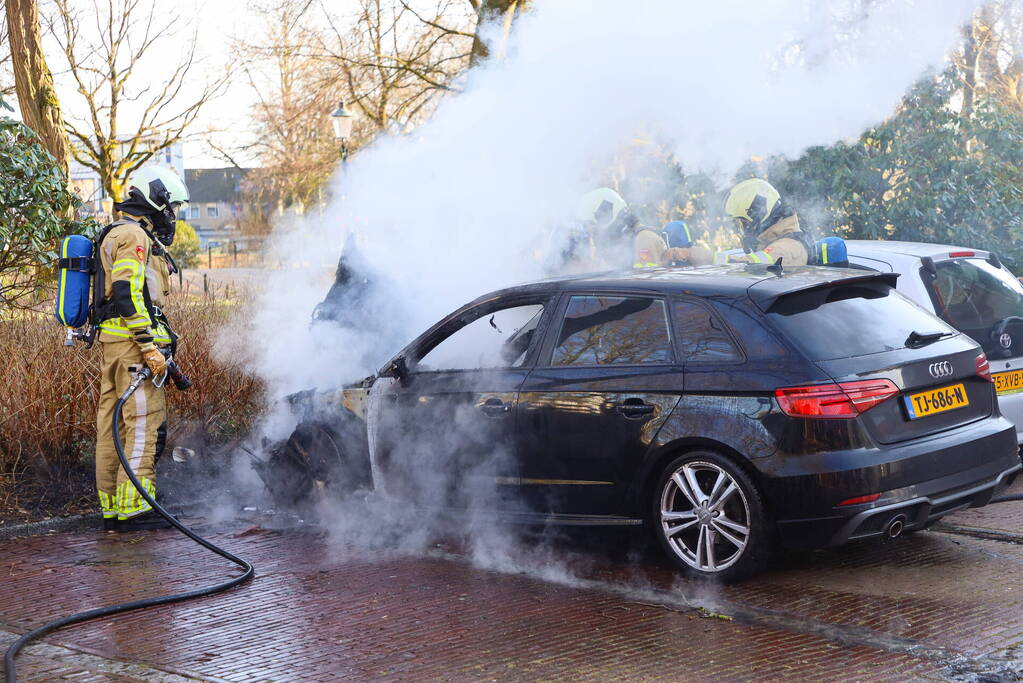 Veel rookontwikkeling bij uitslaande autobrand