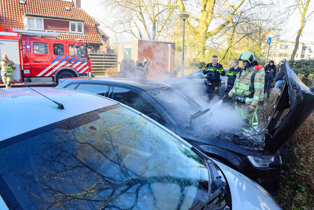 Veel rookontwikkeling bij uitslaande autobrand