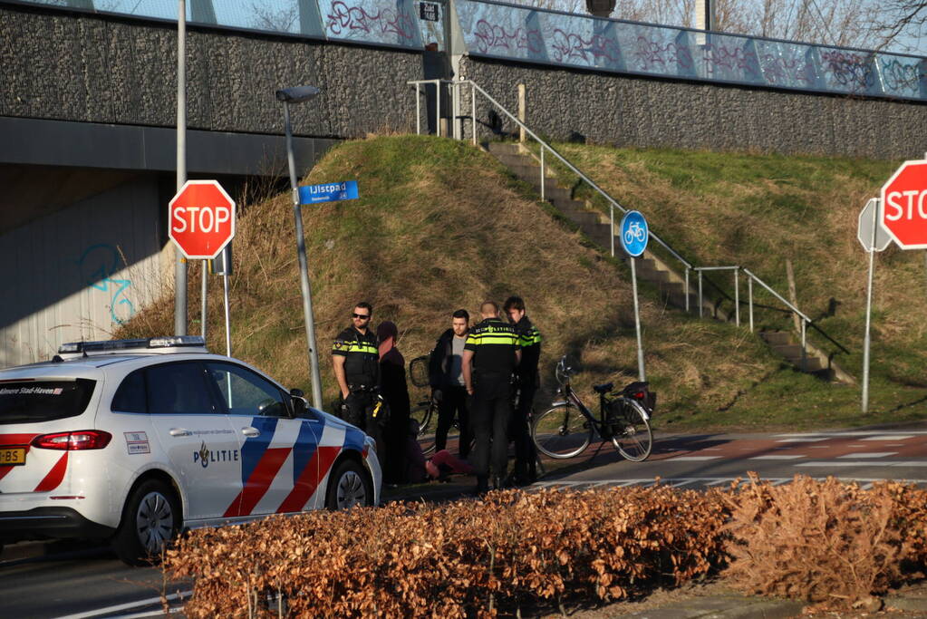 Moeder en kind gewond na val met fiets