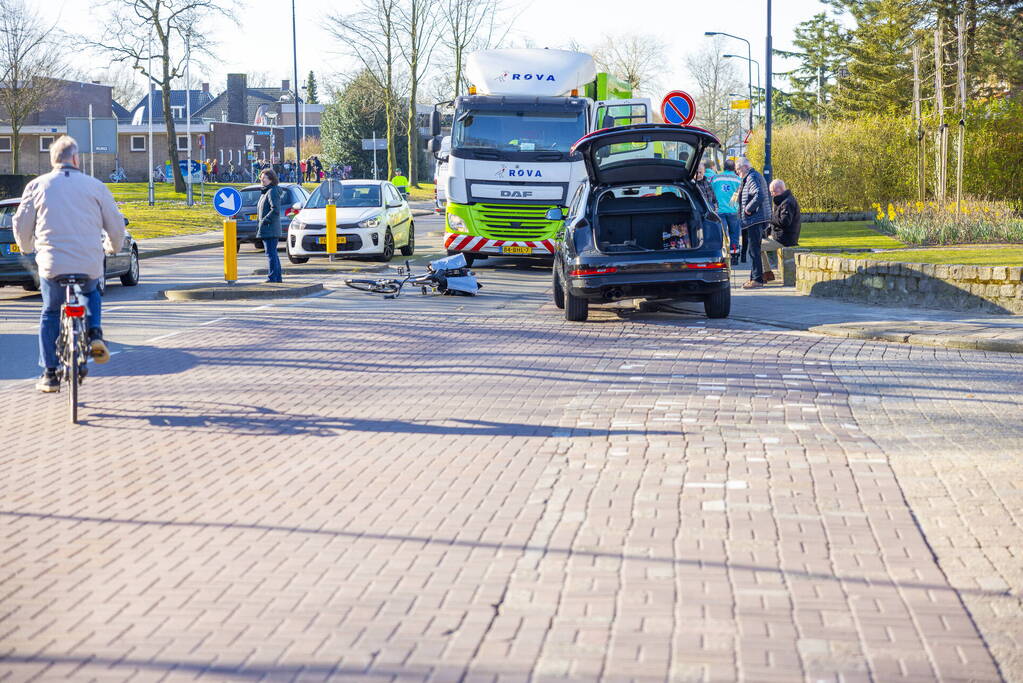 Fietsster gewond bij aanrijding met auto