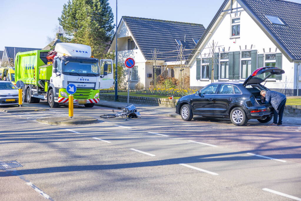 Fietsster gewond bij aanrijding met auto