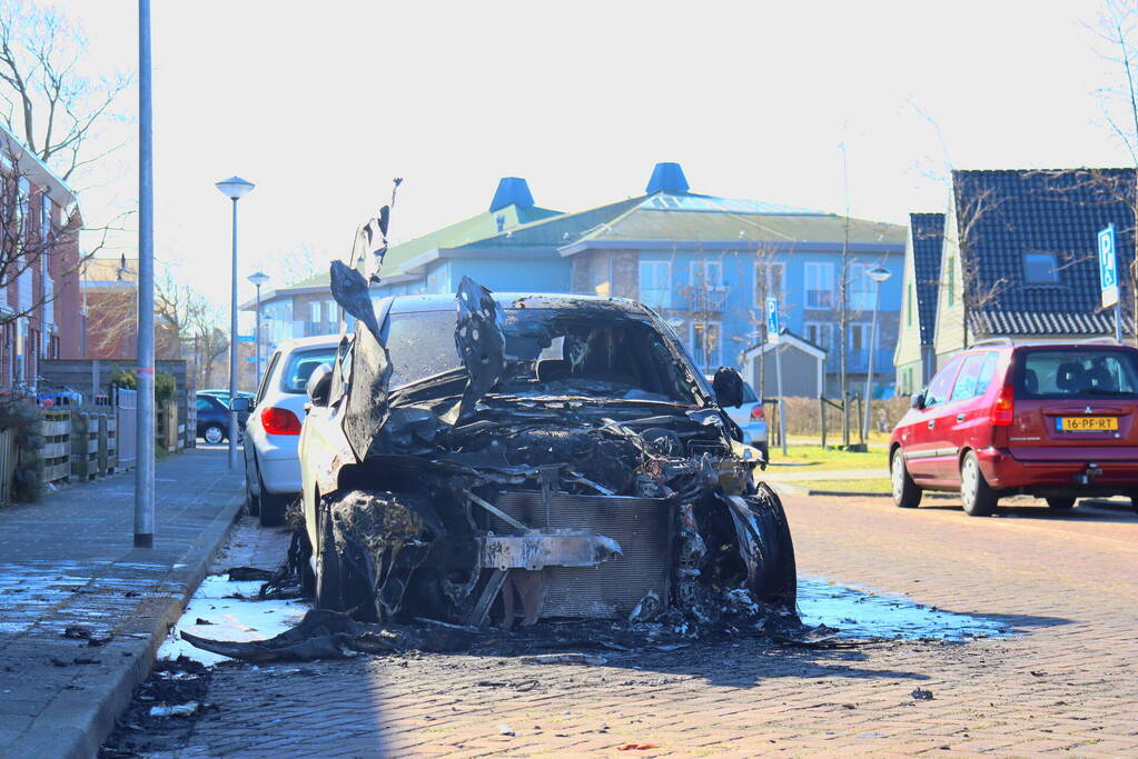 Geparkeerde Mercedes in vlammen opgegaan