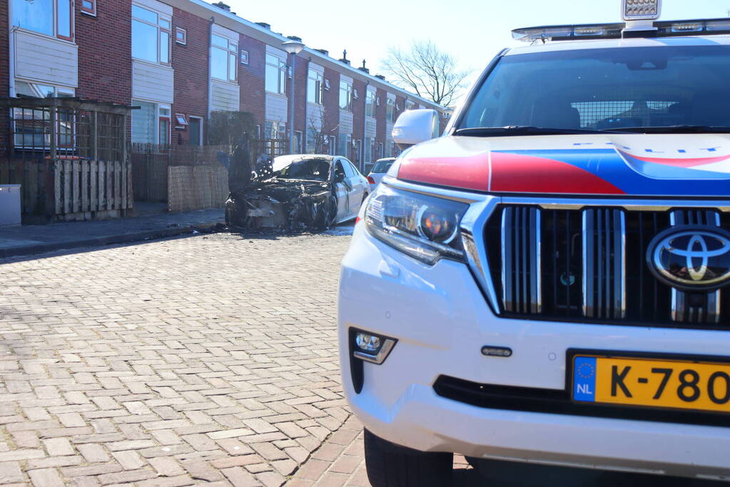Geparkeerde Mercedes in vlammen opgegaan