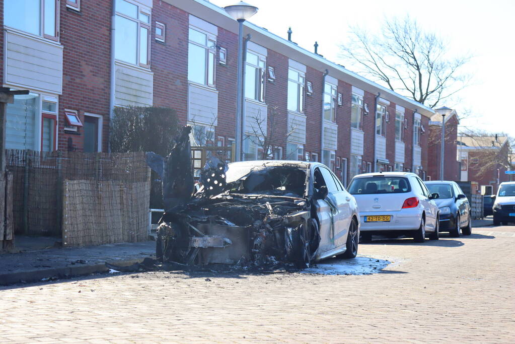 Geparkeerde Mercedes in vlammen opgegaan