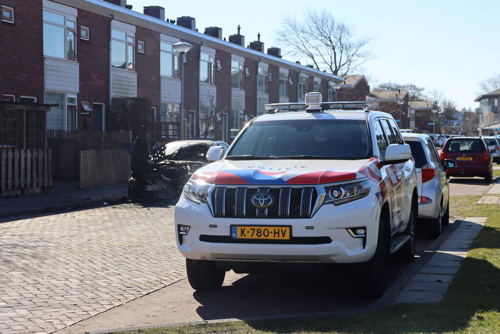 Geparkeerde Mercedes in vlammen opgegaan