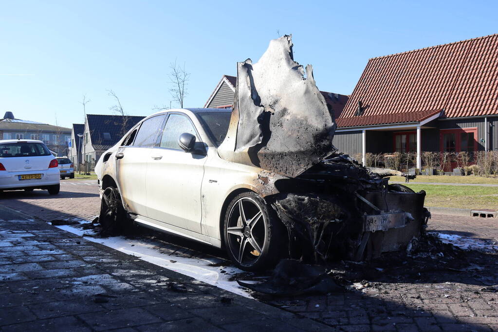 Geparkeerde Mercedes in vlammen opgegaan