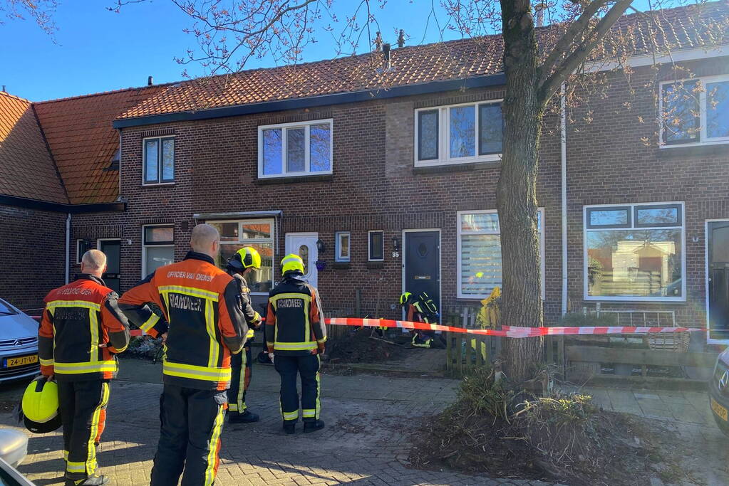Gasleiding geraakt bij graafwerkzaamheden in voortuin van woning