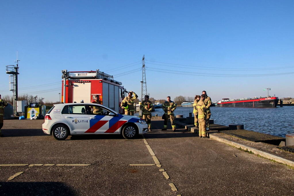 Schip stuurloos na problemen in machinekamer