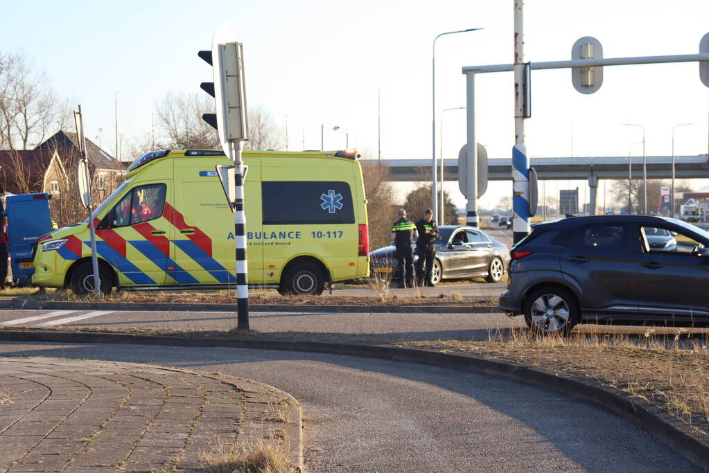 Veel schade na botsing met twee voertuigen