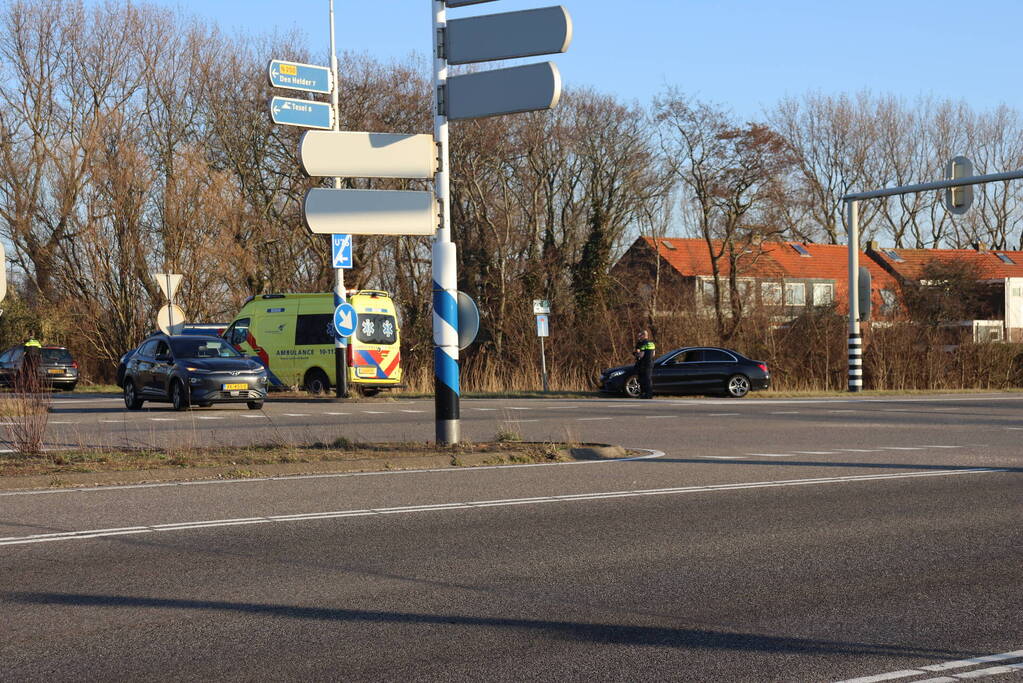 Veel schade na botsing met twee voertuigen