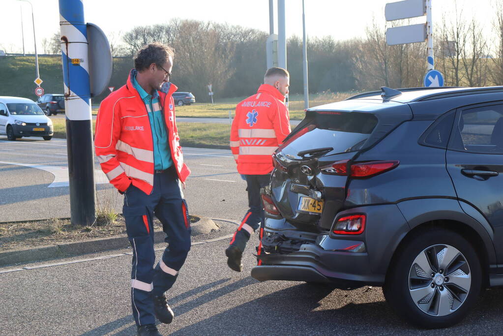 Veel schade na botsing met twee voertuigen