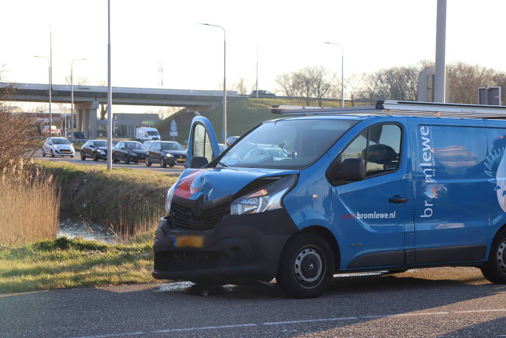 Veel schade na botsing met twee voertuigen