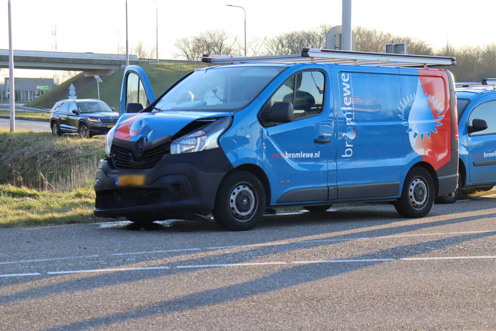 Veel schade na botsing met twee voertuigen