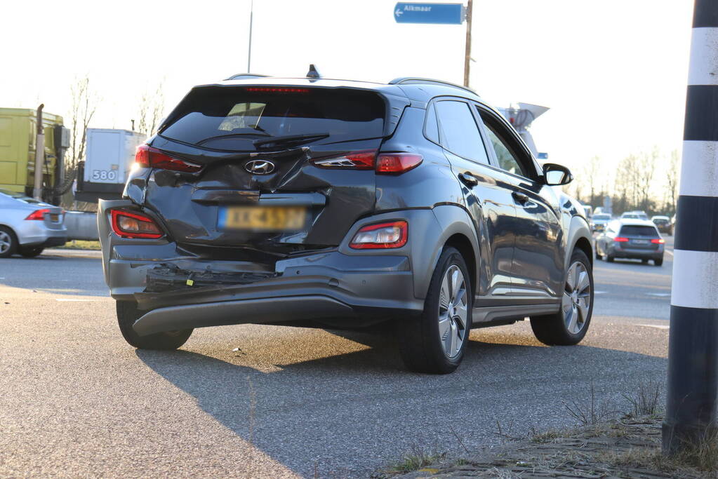 Veel schade na botsing met twee voertuigen