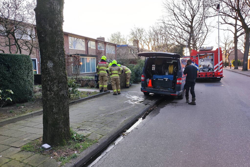 Brandweer verricht metingen bij gaslekkage