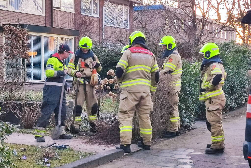 Brandweer verricht metingen bij gaslekkage