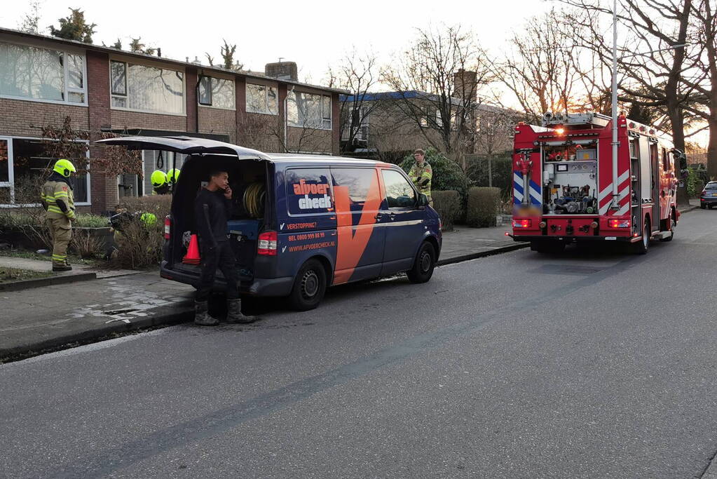 Brandweer verricht metingen bij gaslekkage