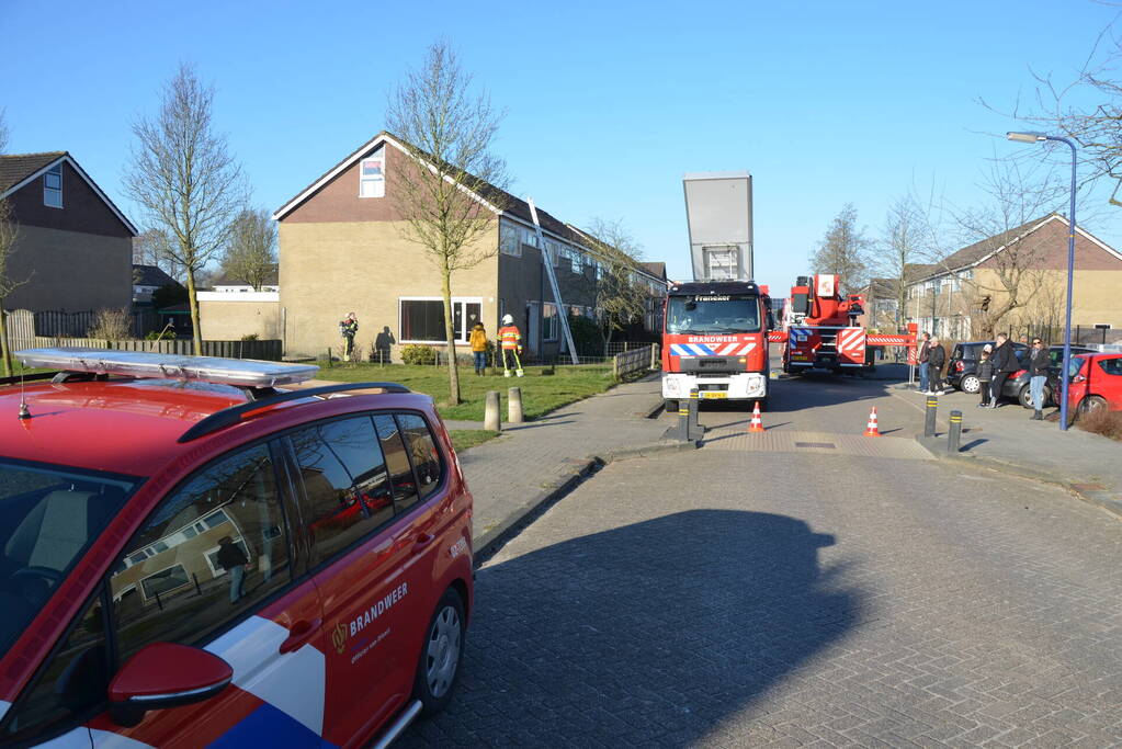 Brandweer doet onderzoek naar brand op dak