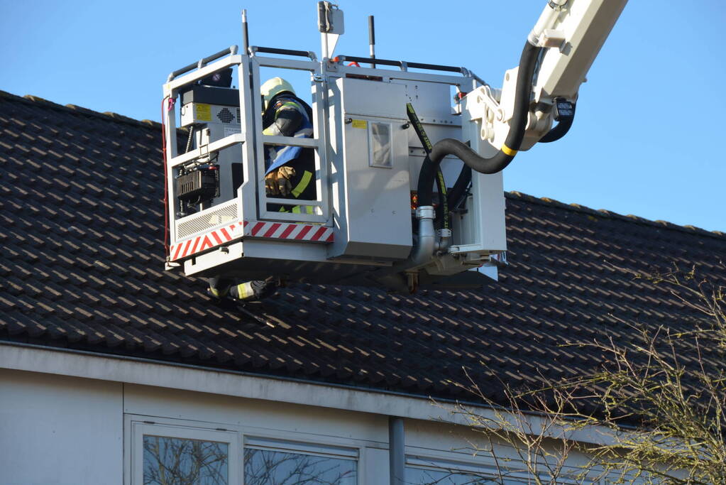Brandweer doet onderzoek naar brand op dak