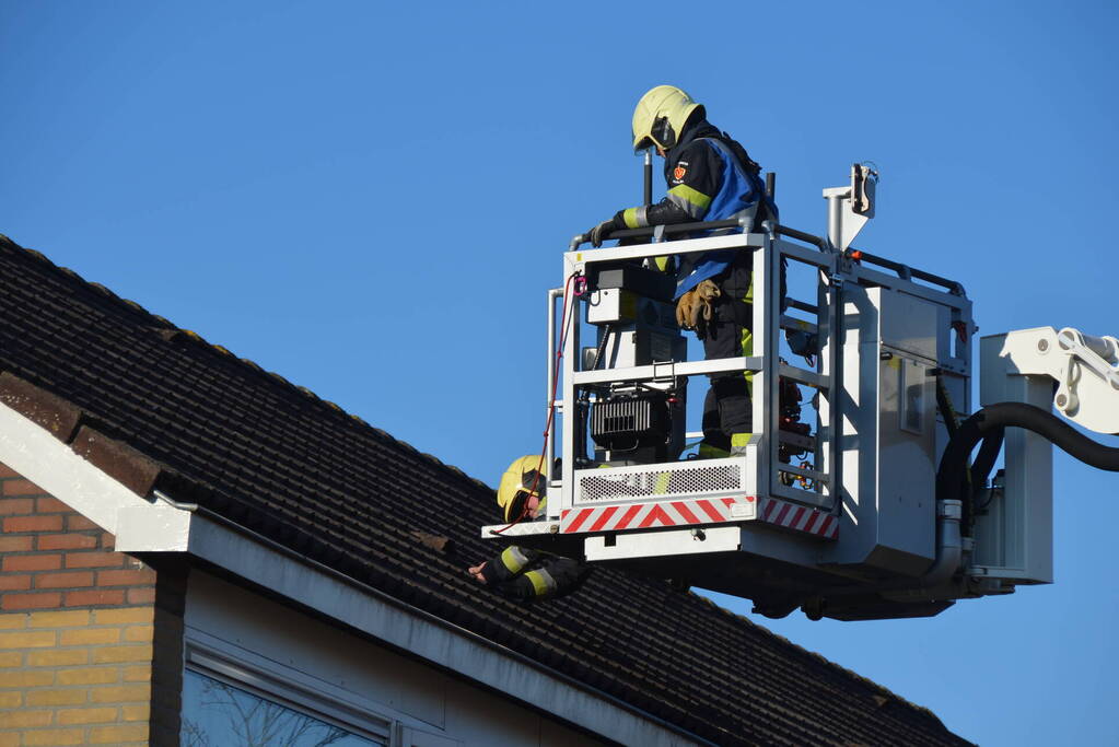 Brandweer doet onderzoek naar brand op dak