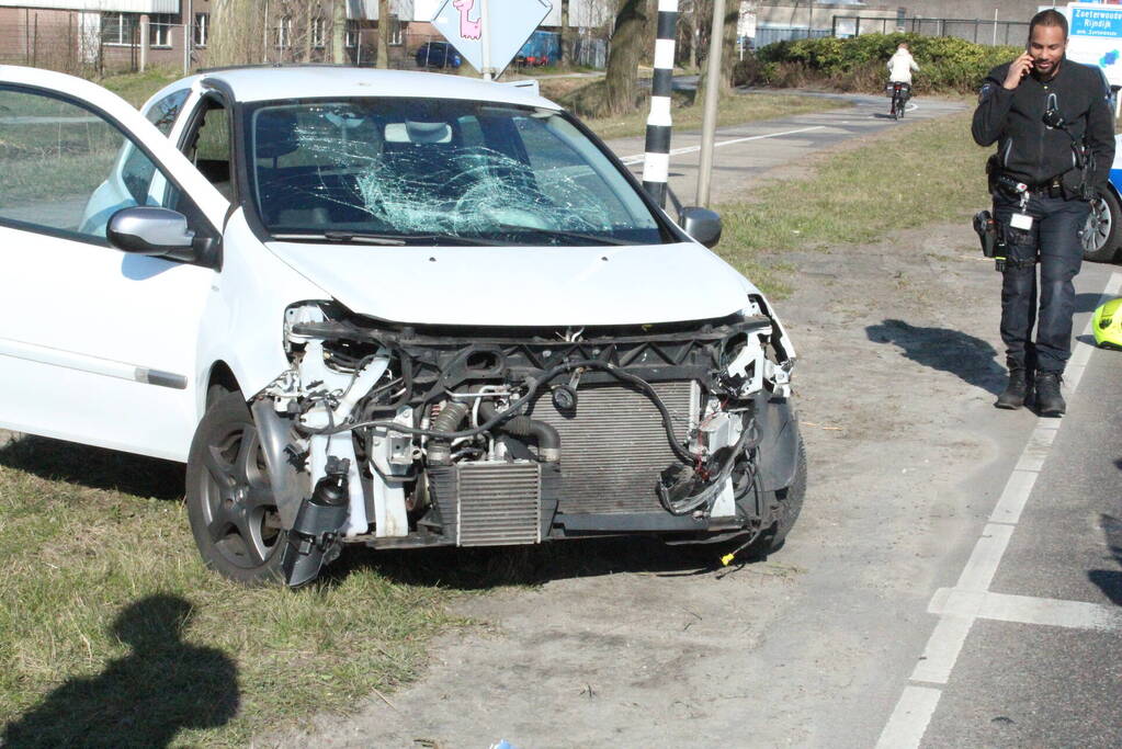 Automobilist komt met de schrik vrij na botsing met passagierstrein