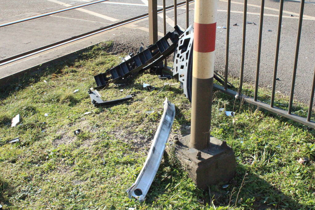 Automobilist komt met de schrik vrij na botsing met passagierstrein