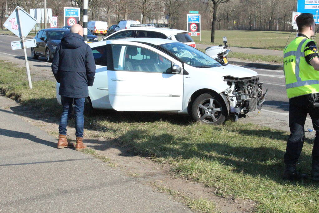 Automobilist komt met de schrik vrij na botsing met passagierstrein