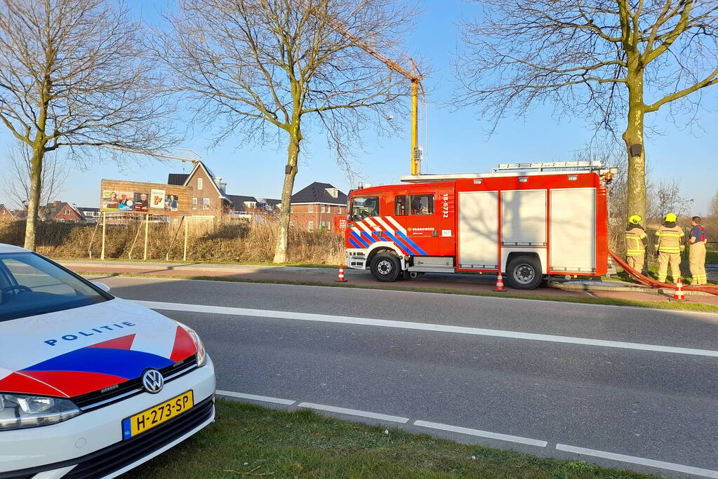 Brandweer blust brand in berm
