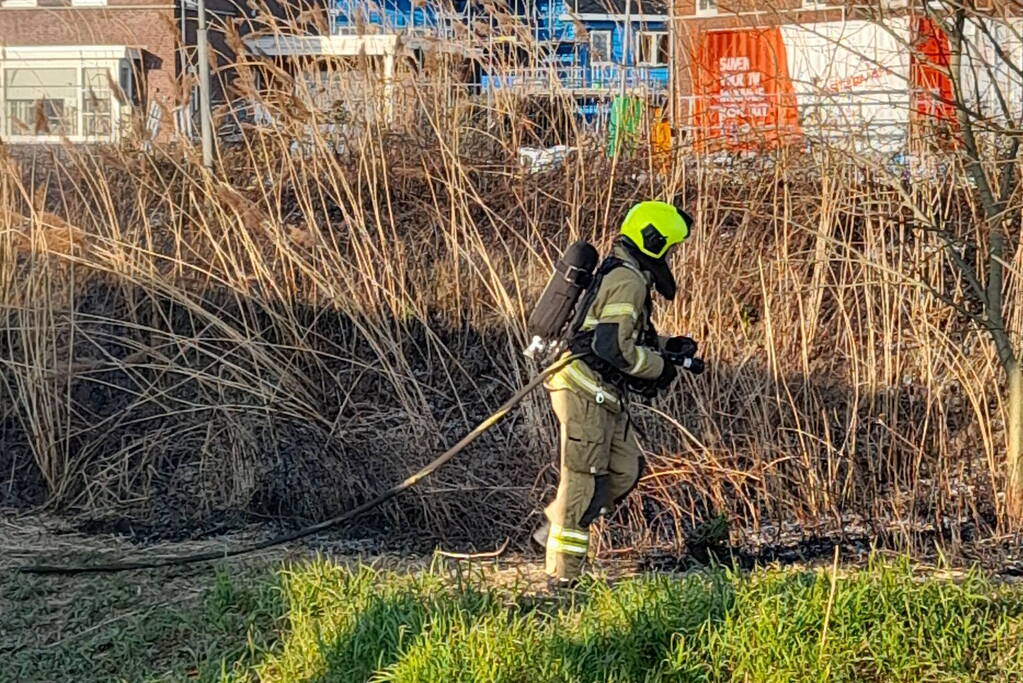 Brandweer blust brand in berm