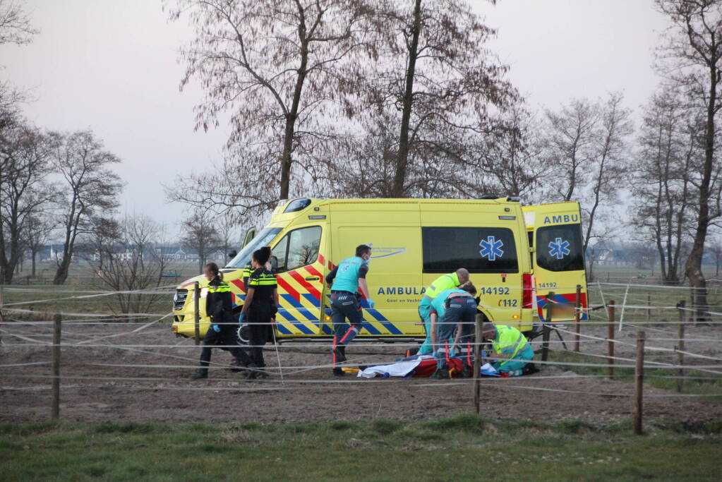 Persoon ernstig gewond na trap van paard