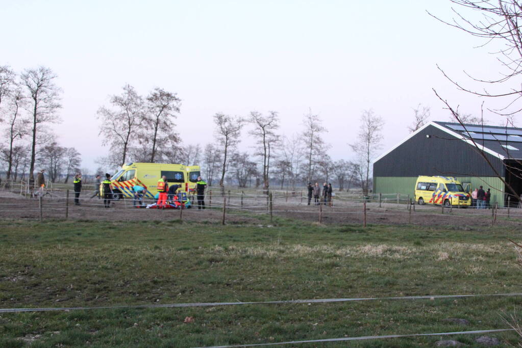 Persoon ernstig gewond na trap van paard