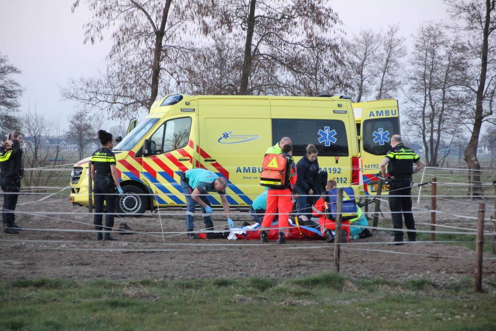 Persoon ernstig gewond na trap van paard