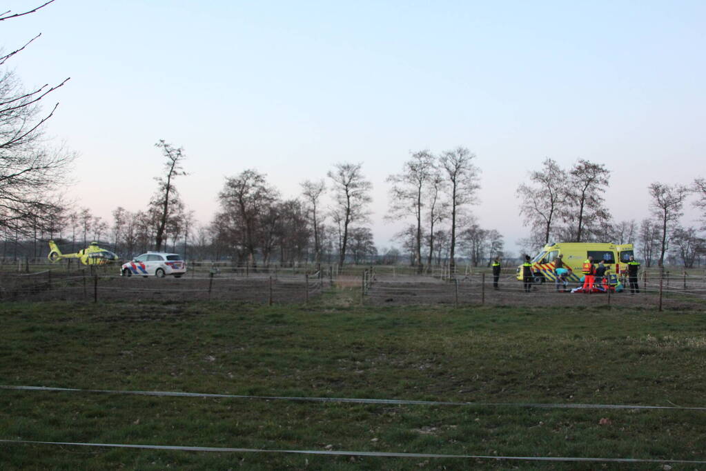 Persoon ernstig gewond na trap van paard