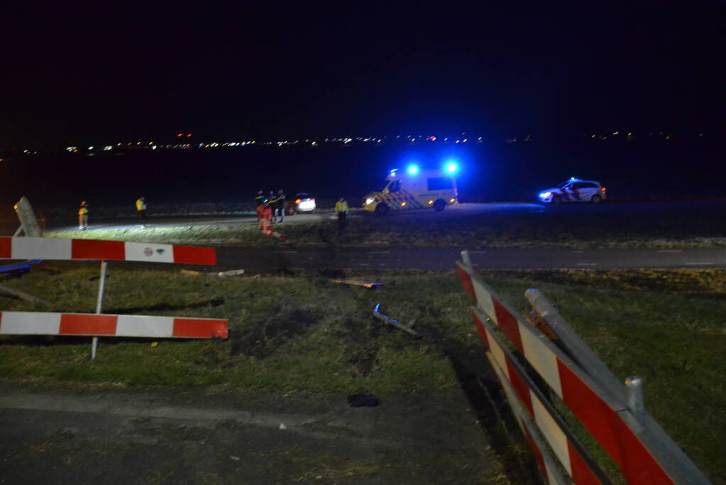 Bestuurder verliest macht over stuur en rijdt van talud