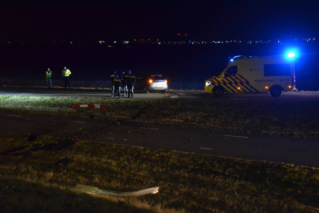 Bestuurder verliest macht over stuur en rijdt van talud