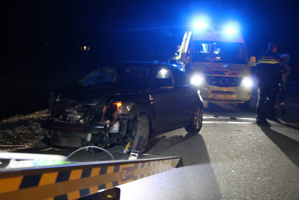 Bestuurder verliest macht over stuur en rijdt van talud