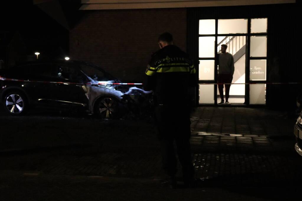 Auto's lopen forse schade op vanwege brand