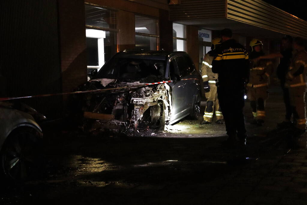 Auto's lopen forse schade op vanwege brand