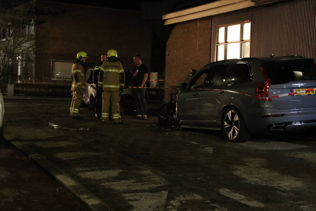 Auto's lopen forse schade op vanwege brand